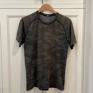 Lululemon Men’s Camo Print Short Sleeve Shirt—Great!!  Excellent Condition!! M
